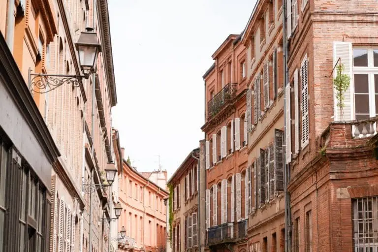Rue au cœur de la ville rose