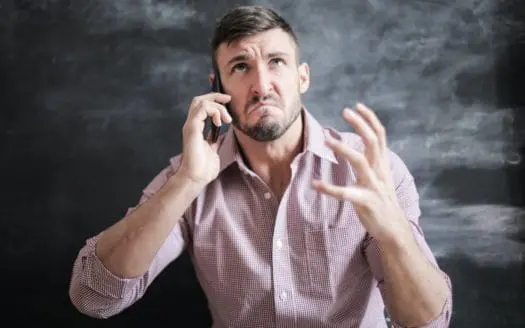 client insatisfait au téléphone une agence immobilière low cost