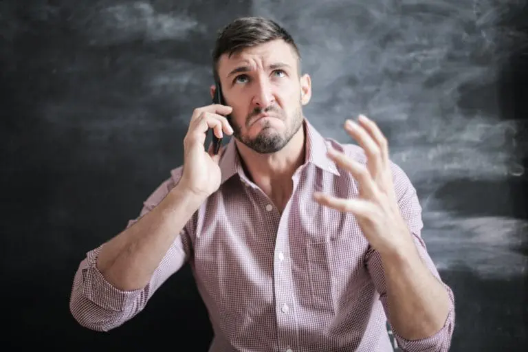 client insatisfait au téléphone une agence immobilière low cost